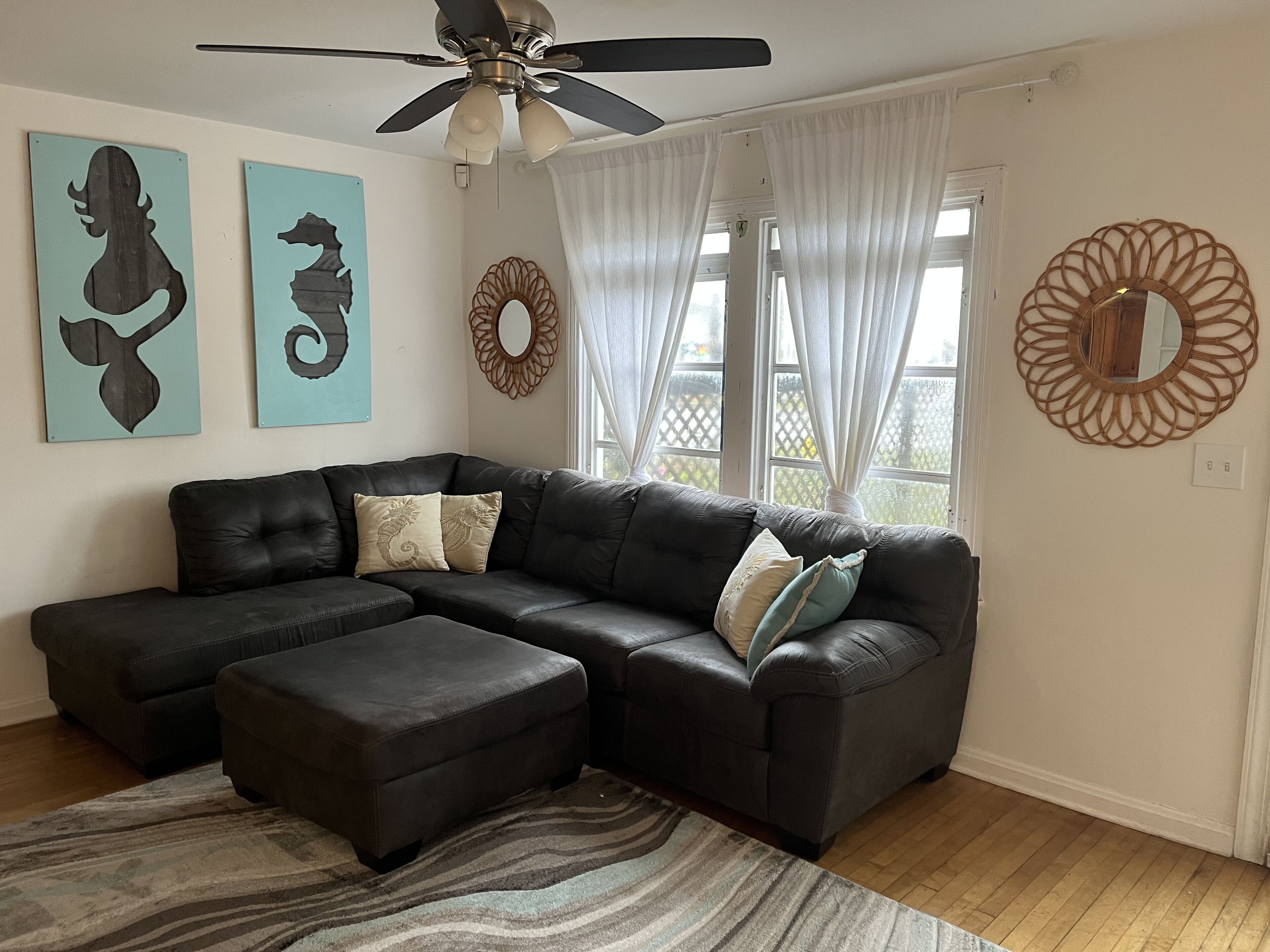 Beach Bungalow— Short walk to Restaurants and Beach