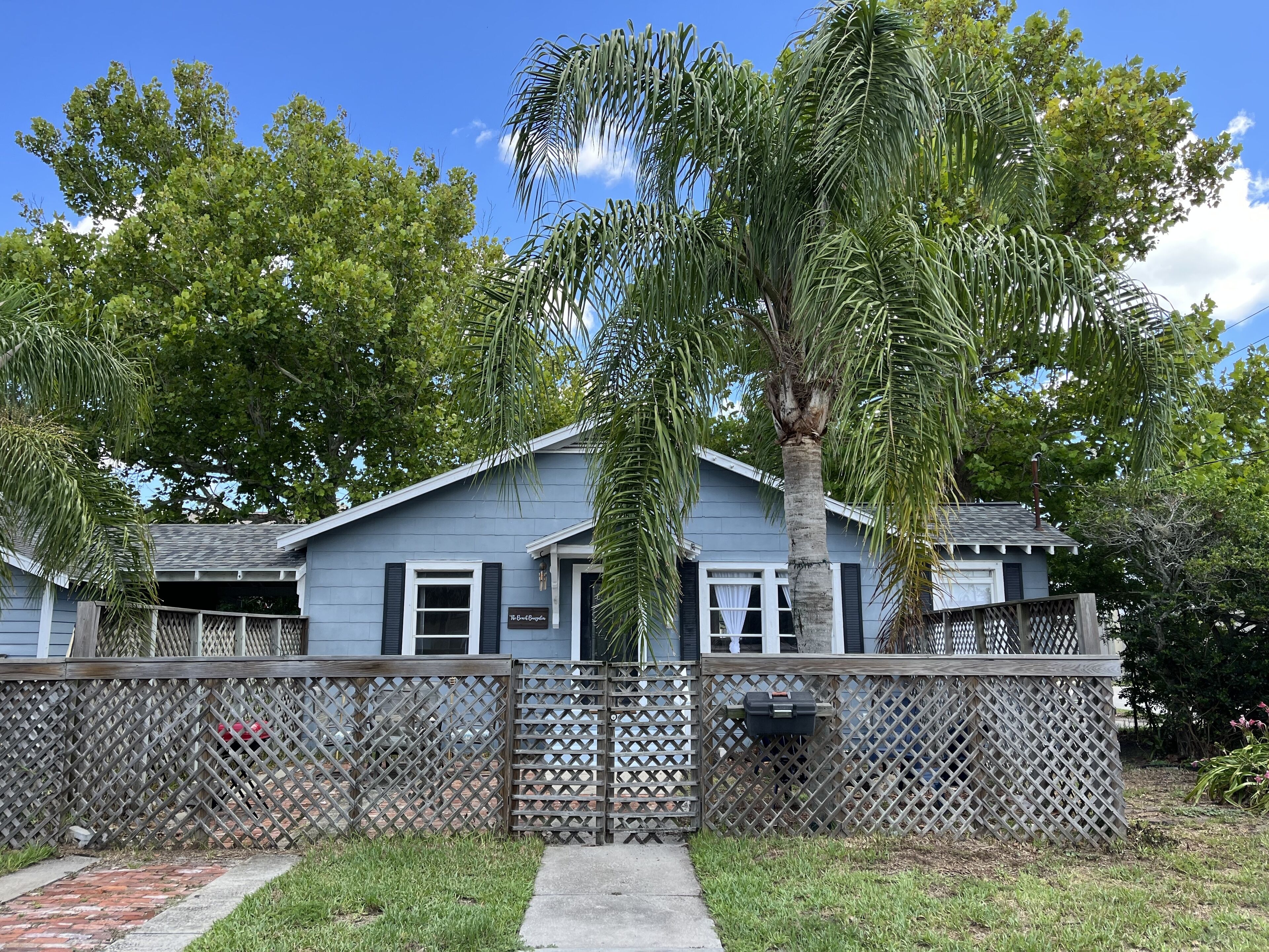 Beach Bungalow— Short walk to Restaurants and Beach