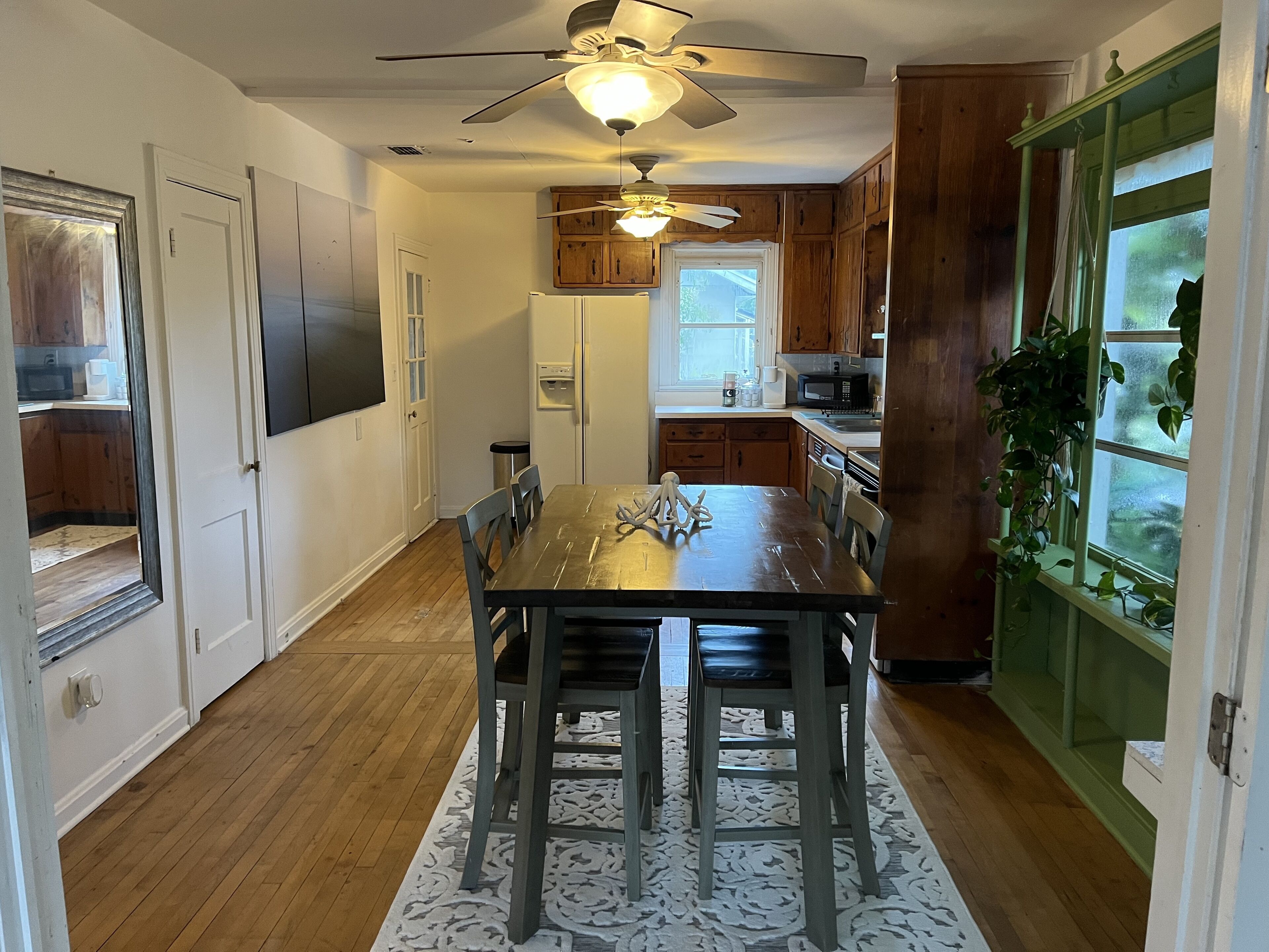 Beach Bungalow— Short walk to Restaurants and Beach