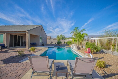 Like New Home Private pool ,New furnishings, 20 mins to State Farm stadium 