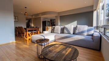 Departamento Premium, 2 habitaciones | Sala de estar | Televisión LED, Netflix, juguetes y servicios de streaming