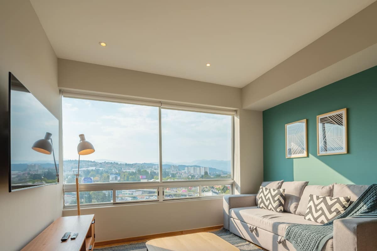 Superior Apartment, 3 Bedrooms | Ruang tamu | 55 inci televisyen LED dengan kabel, TV, Netflix