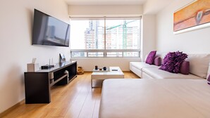 Apartemen Premium, 3 kamar tidur | Ruang keluarga | Televisi LED 55-inci dengan saluran TV kabel, TV, dan Netflix
