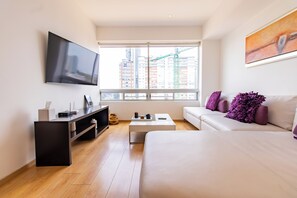 Apartemen Premium, 3 kamar tidur | Ruang keluarga | Televisi LED 55-inci dengan saluran TV kabel, TV, dan Netflix