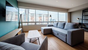 Apartemen Superior, 2 kamar tidur | Ruang keluarga | Televisi LED 55-inci dengan saluran TV kabel, TV, dan Netflix
