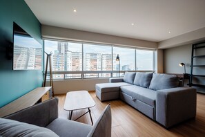 Apartamento superior, 2 habitaciones | Sala de estar | Una televisión LED, Netflix, juguetes, servicios de streaming