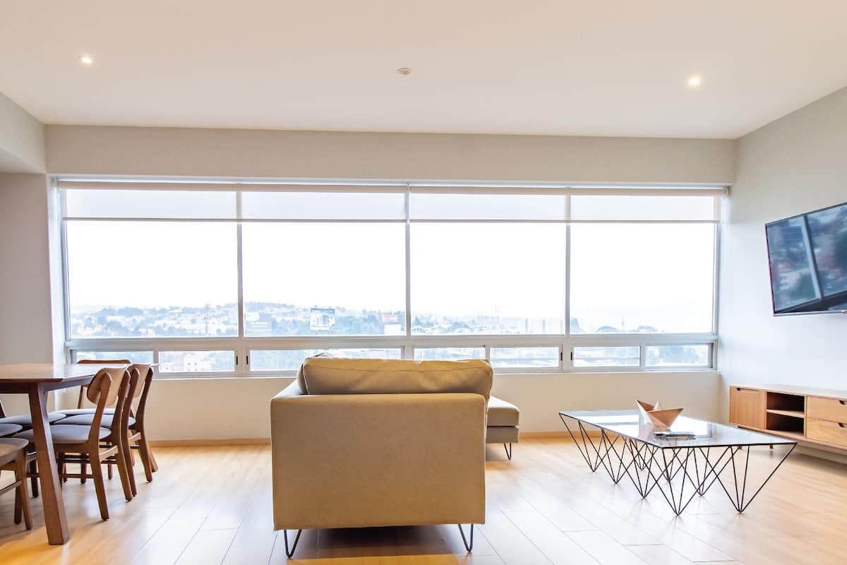 Premium Apartment, 2 Bedrooms | Ruang tamu | 55 inci televisyen LED dengan kabel, TV, Netflix