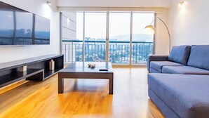 Dupleks Premium, 2 kamar tidur | Ruang keluarga | Televisi LED 55-inci dengan saluran TV kabel, TV, dan Netflix