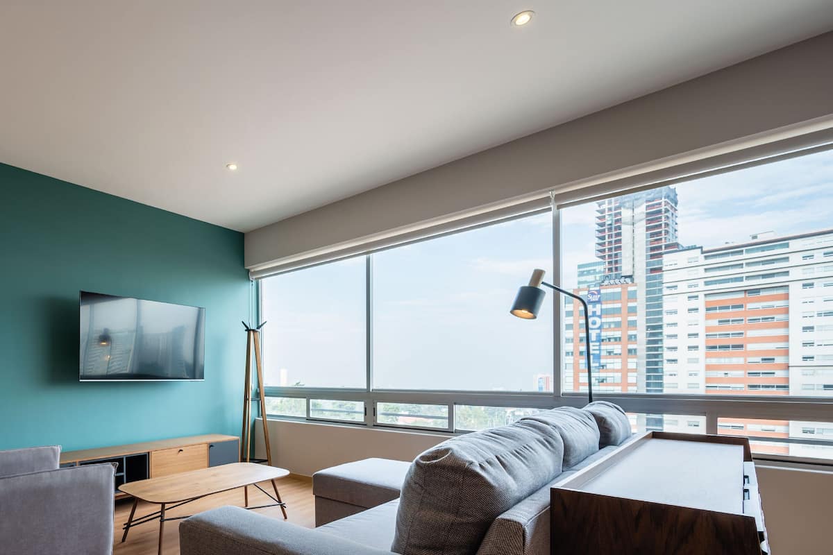 Superior appartement, 2 slaapkamers | Woonruimte | Een 55-inch ledtelevisie met kabelzenders, een televisie en Netflix