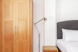 2 bedrooms, iron/ironing board, Internet, bed sheets - Cosy and Spacious 3 BD flat on Bermondsey St (London)