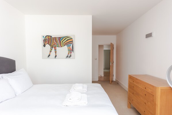2 bedrooms, iron/ironing board, internet, bed sheets