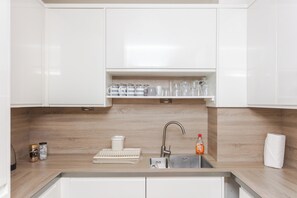 Réfrigérateur, four à micro-ondes, un four, surface de cuisson