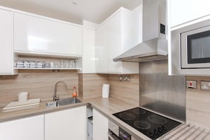 Fridge, microwave, oven, stovetop - Cosy and Spacious 3 BD flat on Bermondsey St (London)