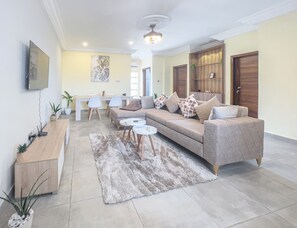 TV - Cozy & Spacious 2BD APT w/QUEENbeds WIFI & Netflix East Legon (Accra)