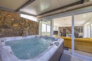 Indoor spa tub - Villa comfortably furnished with pool (Klenovica)