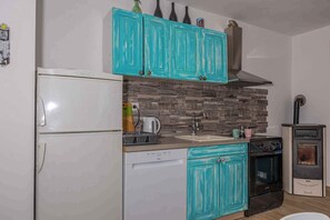 冷蔵庫、電子レンジ、オーブン、コンロ