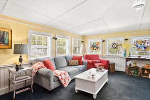 Smart-tv, een dvd-speler en boeken