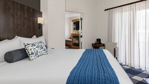 A hotel room with a large bed, a fireplace, a desk, and a chair. - MARRIOTT Resort AUG 26,27 -130 USD-Hot tub -GYM -Kitchen (South Lake Tahoe)