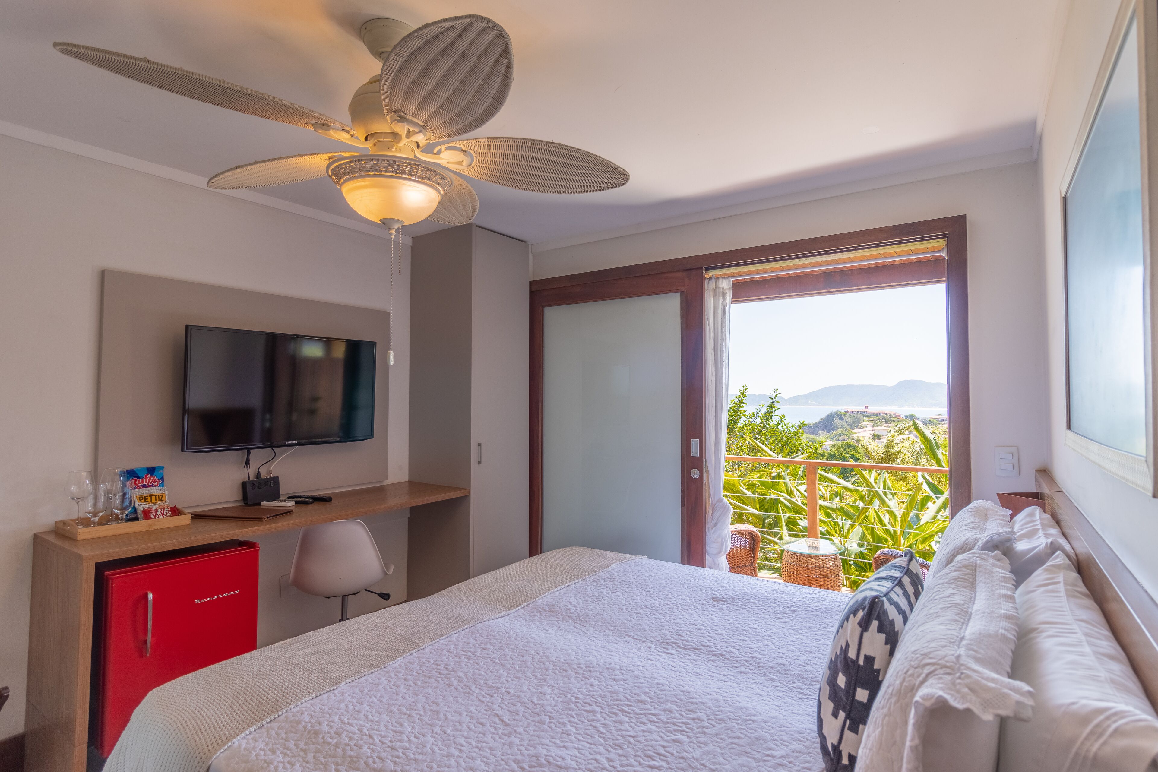 Hypo-allergenic bedding, minibar, in-room safe, desk