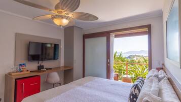 Hypo-allergenic bedding, minibar, in-room safe, desk