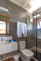 Un baño con ducha, inodoro y lavabo.