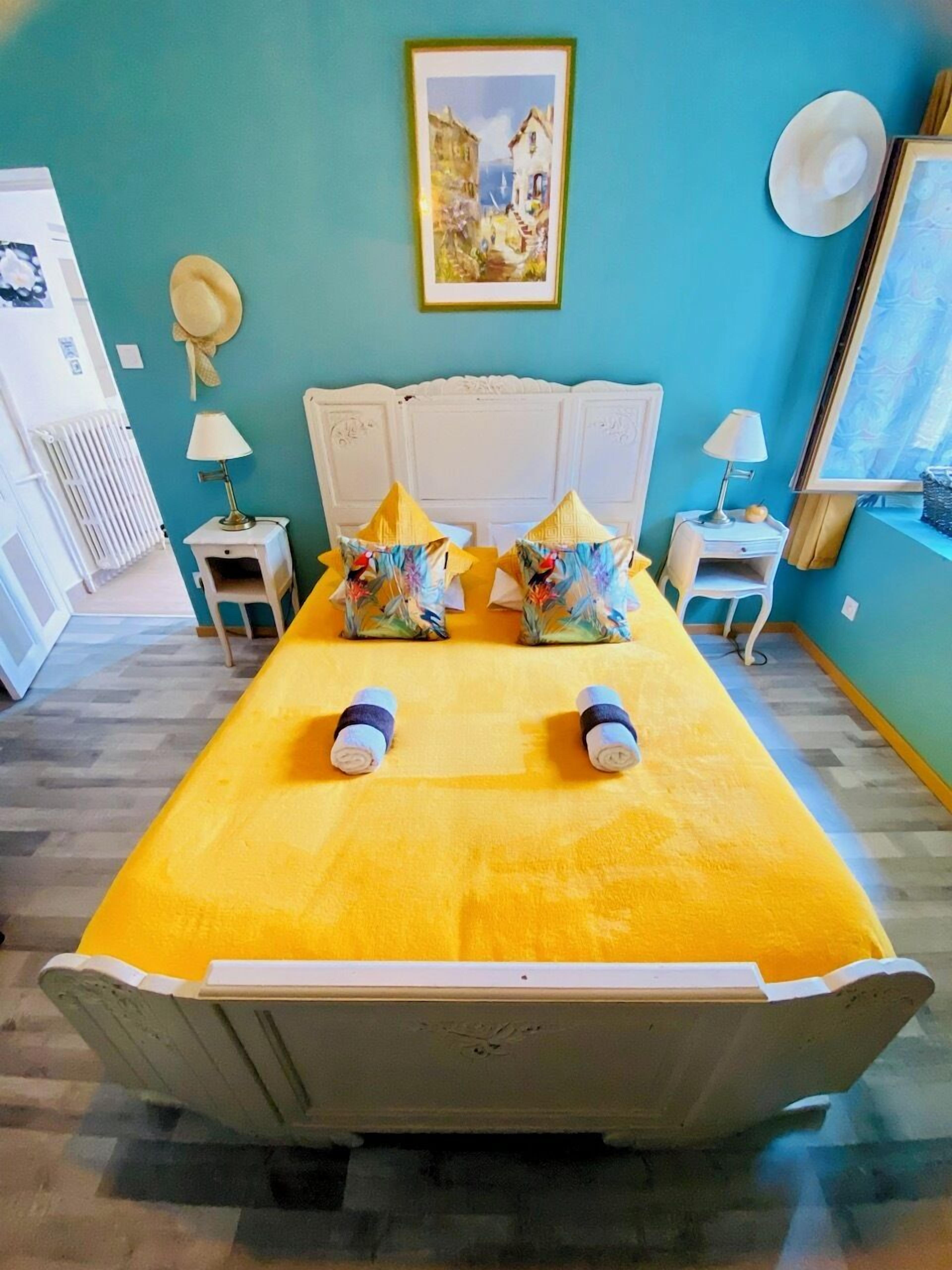 Soundproofing, travel crib, free WiFi