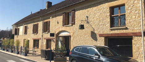Un edificio de piedra con un letrero que anuncia un bar, restaurante y hotel.