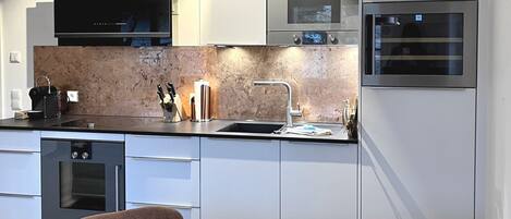 Kylskåp, mikrovågsugn, ugn och spishäll