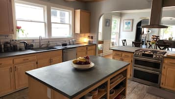 Coffee/tea maker, fridge, microwave, oven