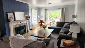 Smart TV, fireplace, stereo