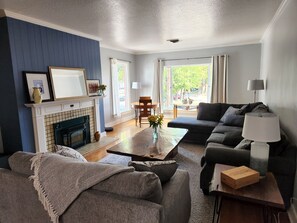 Smart TV, fireplace, stereo