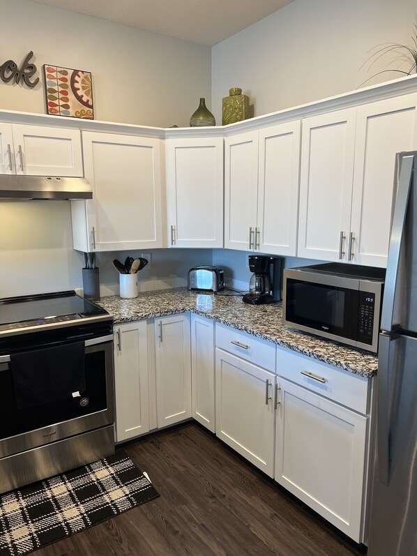 Refrigerador, microondas, horno y parrilla de estufa 