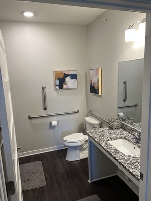 Combined shower/tub, hair dryer, towels, soap - Lovely One Bedroom Apartment in the Heart of Midtown (Omaha)