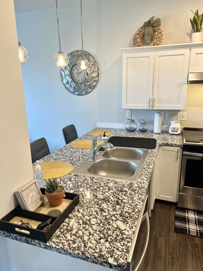 Fridge, microwave, oven, stovetop - Lovely One Bedroom Apartment in the Heart of Midtown (Omaha)