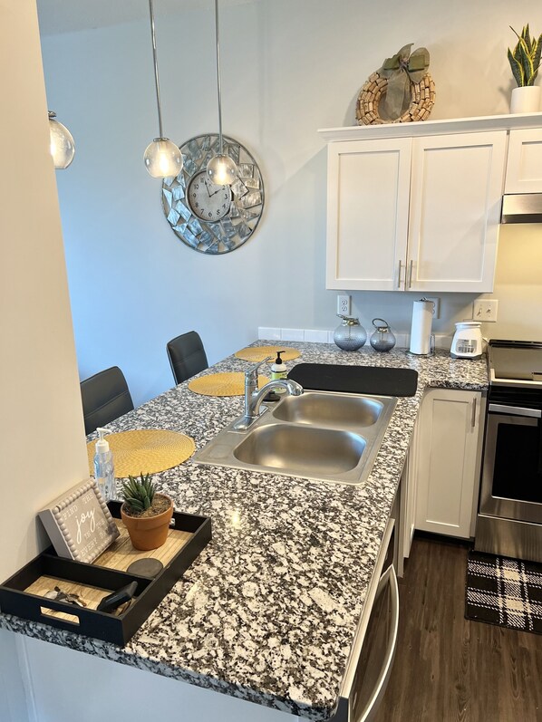 Fridge, microwave, oven, stovetop - Lovely One Bedroom Apartment in the Heart of Midtown (Omaha)