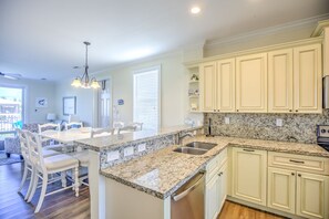 Fridge, microwave, oven, stovetop - Pool, Dockage, Walk to Sombrero Beach, Kayaks, 4 BR, Fish Cleaning Station (Marathon)