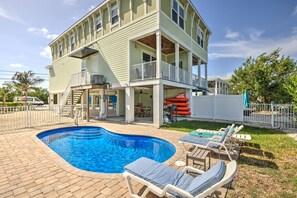 Outdoor pool - Pool, Dockage, Walk to Sombrero Beach, Kayaks, 4 BR, Fish Cleaning Station (Marathon)