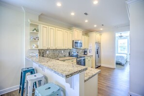 Fridge, microwave, oven, stovetop - Pool, Dockage, Walk to Sombrero Beach, Kayaks, 4 BR, Fish Cleaning Station (Marathon)