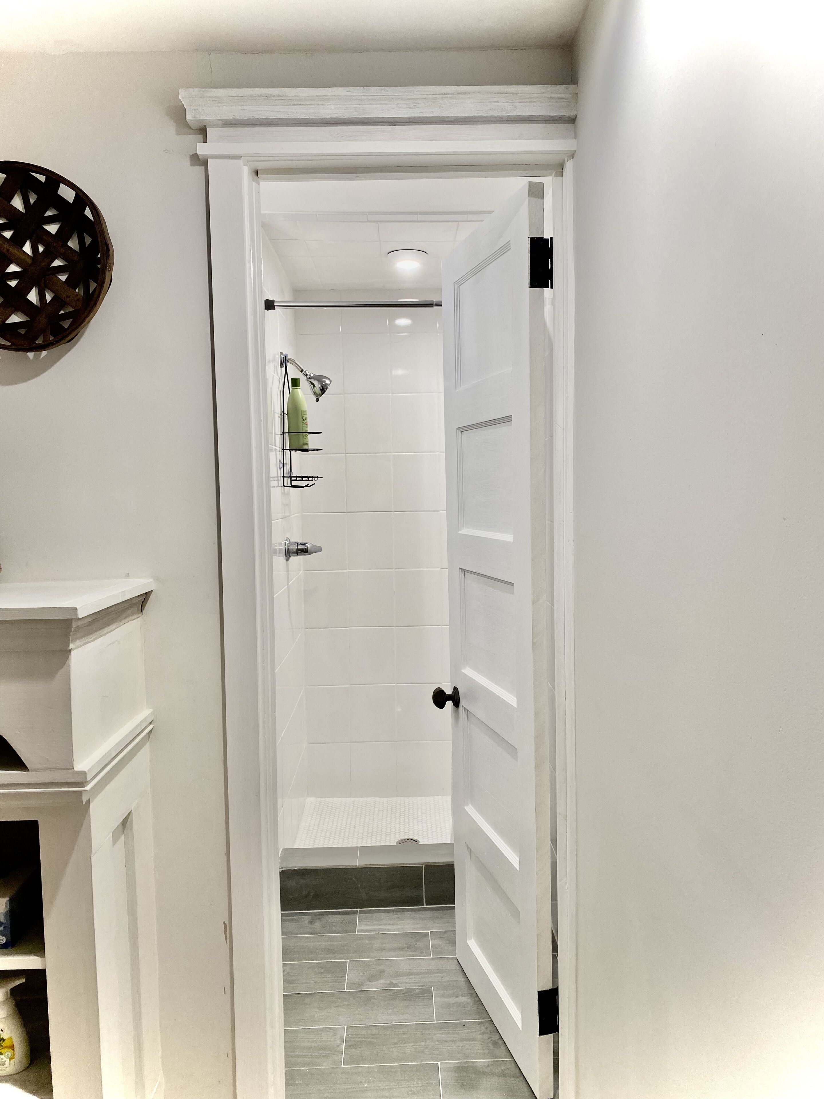 Een douche, handdoeken, zeep, shampoo