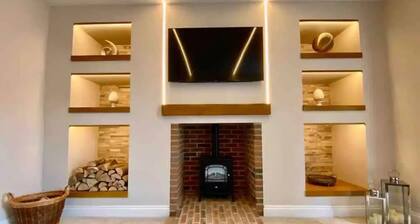 Luxury Indoor Hot Tub entire apartment close to city centre