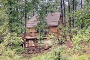 Exterior - A cozy treehouse cabin in the heart of Pinetop. (Pinetop-Lakeside)