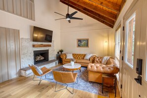 Smart TV, fireplace - A cozy treehouse cabin in the heart of Pinetop. (Pinetop-Lakeside)