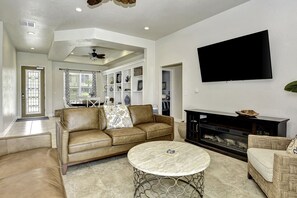 Smart TV, chimenea y monitor de computadora 