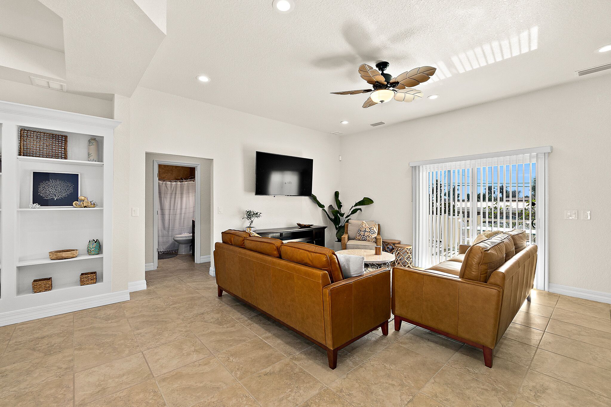 Luxury 5 bed, 3 ba, separate in-law suite, Pvt htd pool/SPA, mins walk to beach