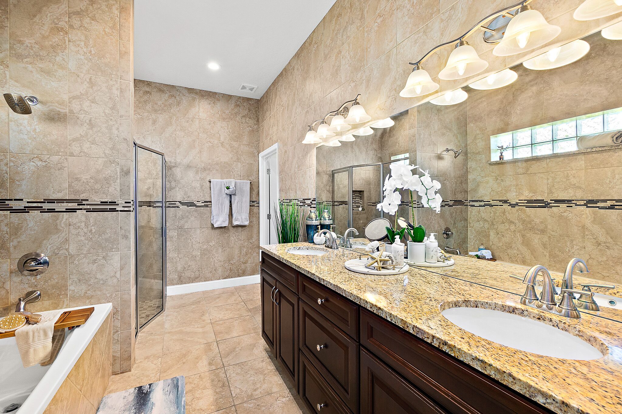 Luxury 5 bed, 3 ba, separate in-law suite, Pvt htd pool/SPA, mins walk to beach