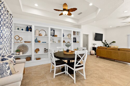 Luxury 5 bed, 3 ba, separate in-law suite, htd pool & SPA, mins walk to beach