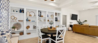 Luxury 5 bed, 3 ba, separate in-law suite, htd pool & SPA, mins walk to beach