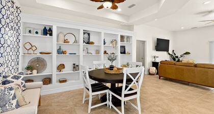 Luxury 5 bed, 3 ba, separate in-law suite, htd pool & SPA, mins walk to beach