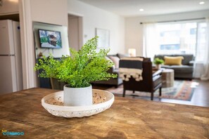 TV connectée, cheminée, livres, espaces bureaux