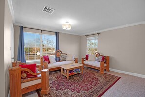 Smart TV, video games, DVD player, table football - ♥Heated Pool Private♥ Heated Spa ♥ 5000 sft  ♥2 acre Yard☀ Secluded Countryside (Kyle)